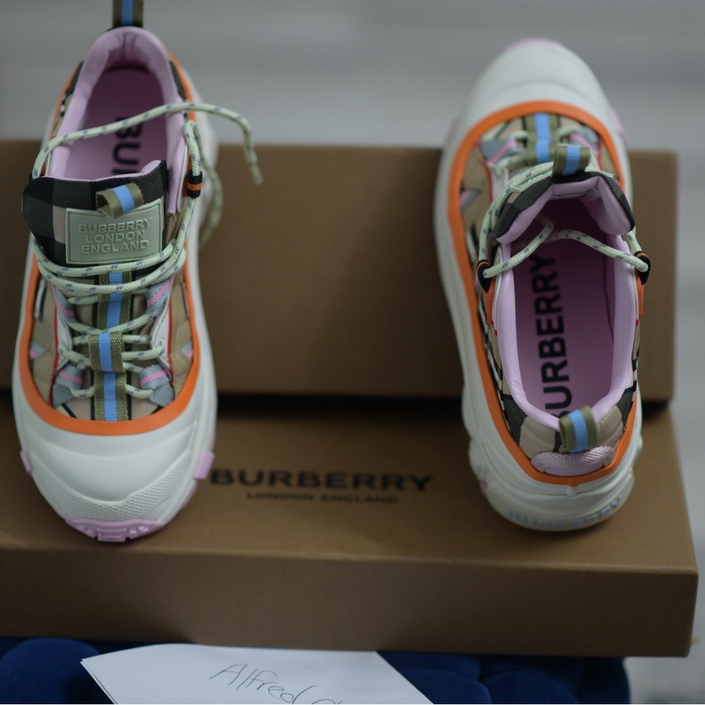 New never worn Women Burberry Multicolor Striped Sneakers